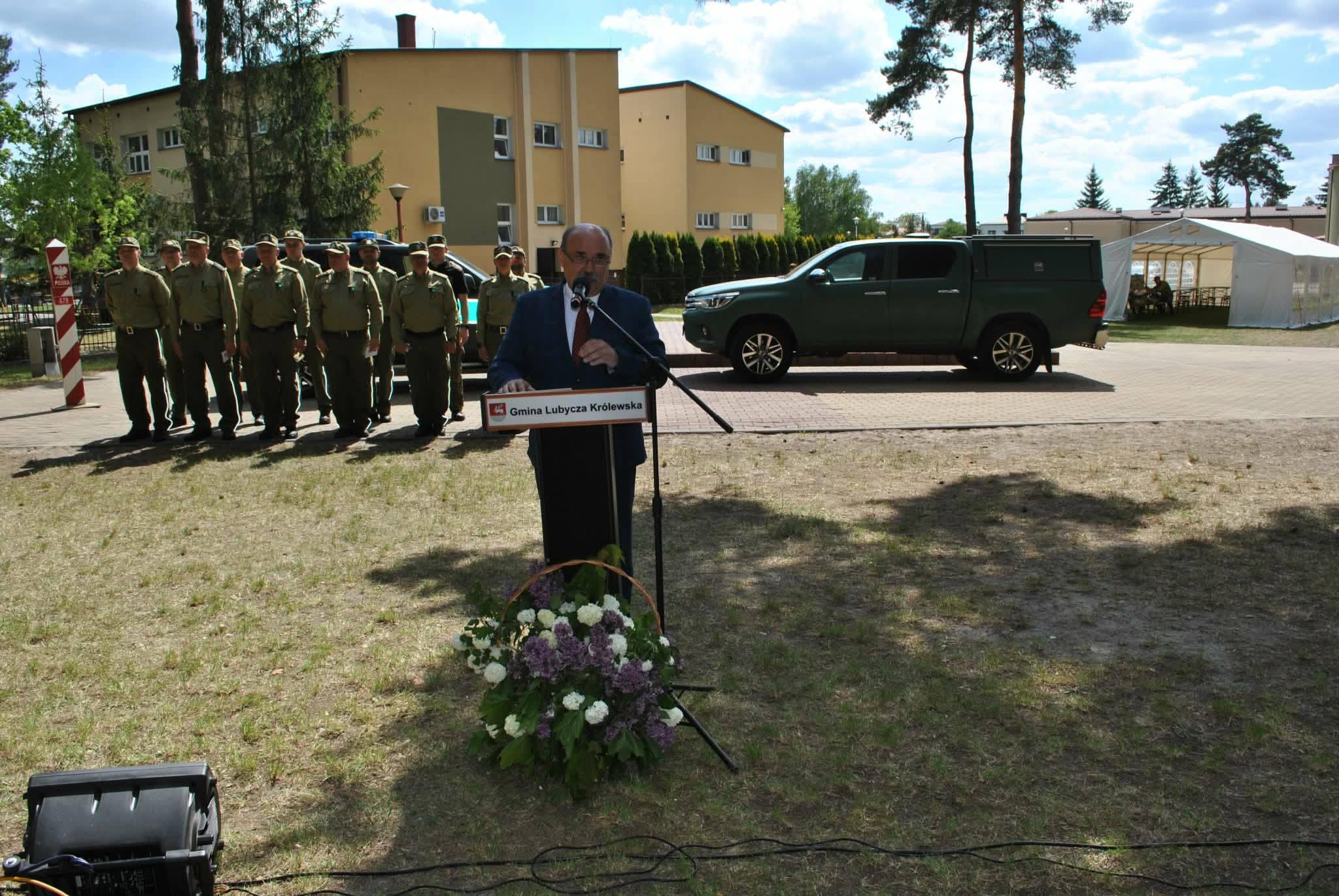 Członek Zarządu Powiatu przemawia przy mównicy podczas obchodów Święta Straży Granicznej.