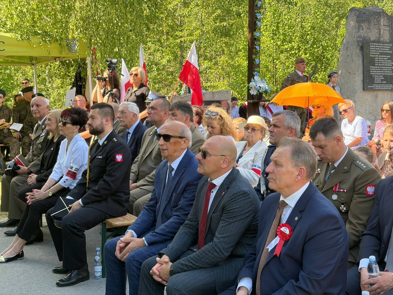 Uczestnicy obchodów siedzą podczas uroczystości rocznicowych w Róży.