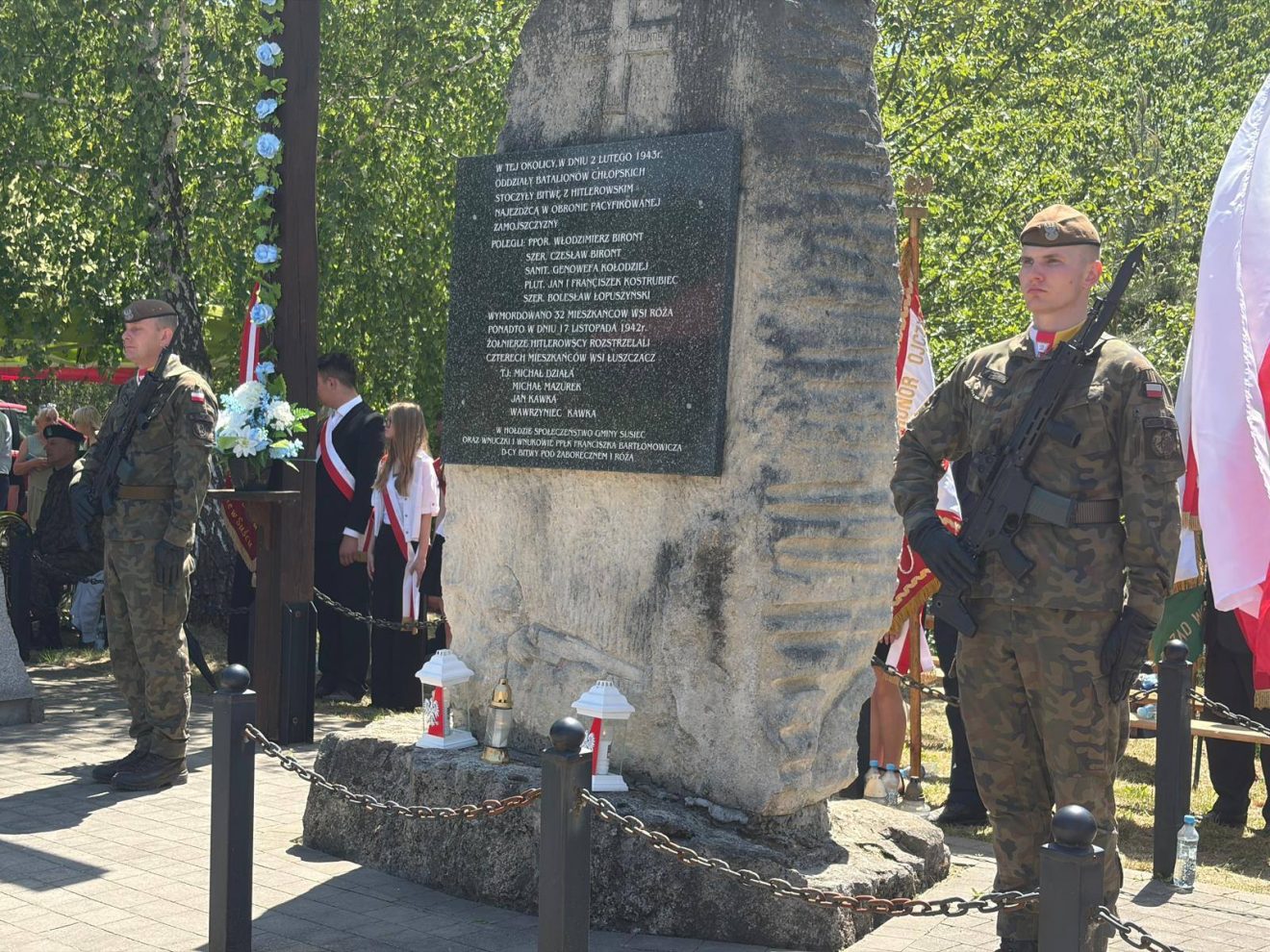 Żołnierze pełnią wartę honorową przy pomniku upamiętniającym ofiary i bohaterów bitwy pod Różą.