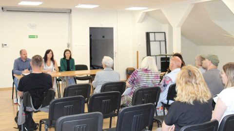 Na zajęciu znajdują się mieszkańcy Krynic oraz Kierownik ODGiK Pani Elżbieta Piasecka i przedstawiciel firmy GEOMIR z Jarosławia, podczas spotkania w związku z pracami geodezyjnym,i w tej gminie.