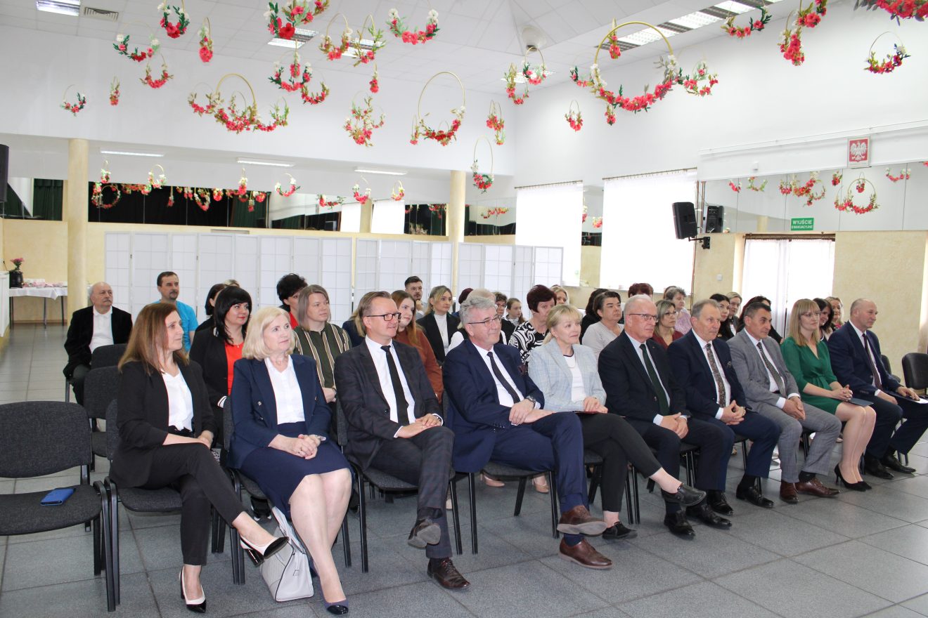 Uczestnicy Powiatowego Dnia Bibliotekarza podczas uroczystości w Gminnym Ośrodku Kultury w Suścu.