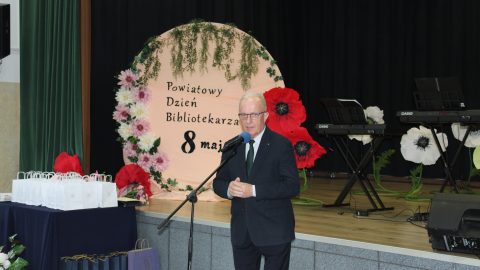 Starosta Tomaszowski podczas wystąpienia na obchodach Powiatowego Dnia Bibliotekarza w Suścu.