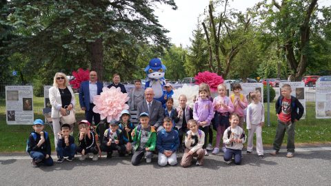 Na zdjęciu znajduje się Starosta Tomaszowski w otoczeniu grupy przedszkolaków.