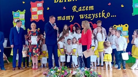 Na zdjęciu znajdują się dzieci ze szkoły w Łuszczaczu , dyrekcja oraz Piotr Kielar reprezentujący Starostę Tomaszowskiego.