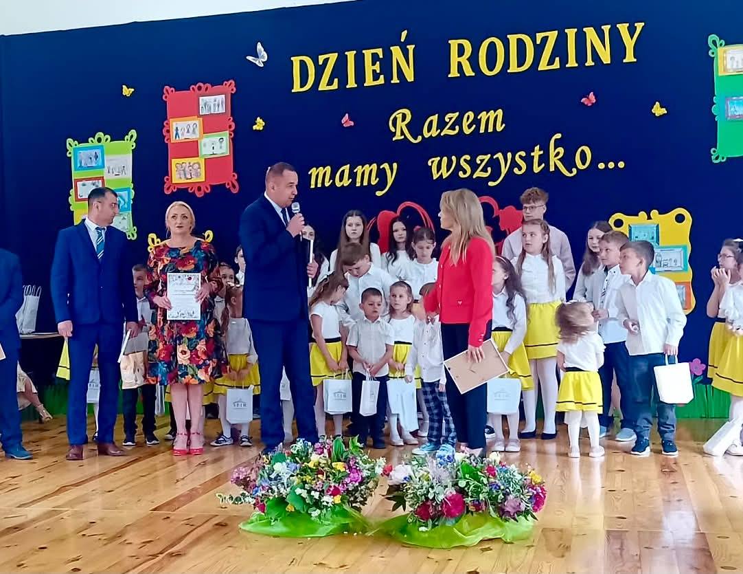 Na zdjęciu znajdują się dzieci ze szkoły w Łuszczaczu , dyrekcja oraz Piotr Kielar reprezentujący Starostę Tomaszowskiego.