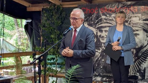 Na zdjęciu znajduje się Starosta Tomaszowski przemawiający ze sceny podczas wydarzenia.