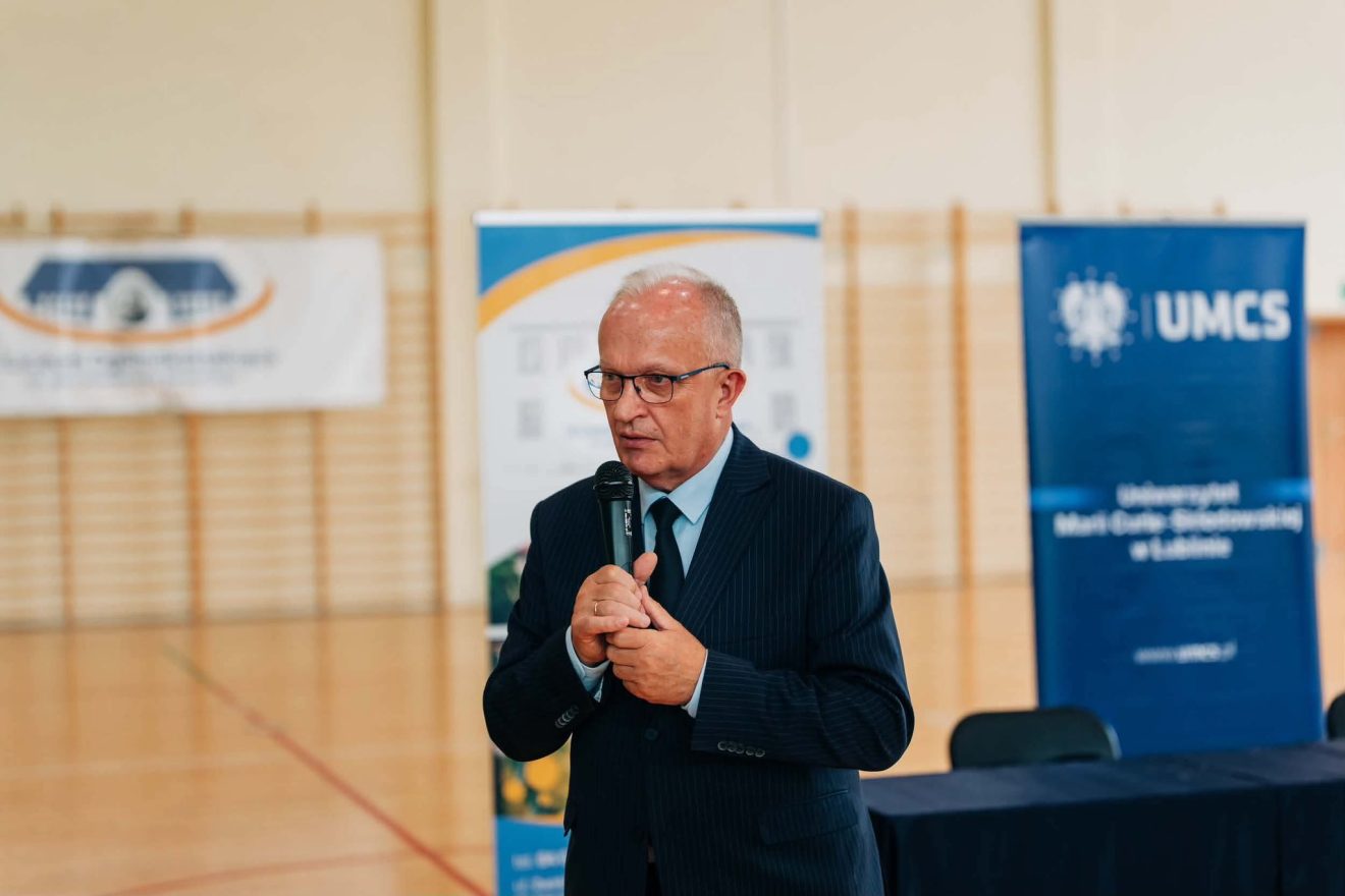 Na zdjęciu znajduje się starosta Tomaszowski Henryk Karwan składający gratulacje z okazji objęcia patronatem klasy II Lo przez UMCS.