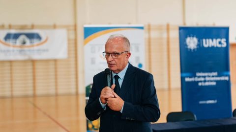 Na zdjęciu znajduje się starosta Tomaszowski Henryk Karwan składający gratulacje z okazji objęcia patronatem klasy II Lo przez UMCS.