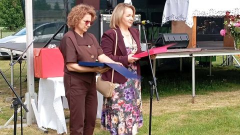 Na zdjęciu znajdują się Radne Powiatu Tomaszowskiego, składające gratulacje z okazji obu jubileuszy