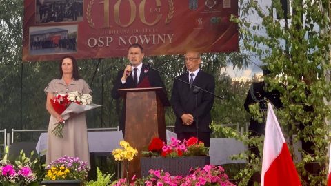 Na zdjęciu znajdują się Radni Powiatu Tomaszowskiego wraz z Przewodniczącym Rady Powiatu, którzy składają gratulacje z okazji 100lecia OSP w Nowinach.