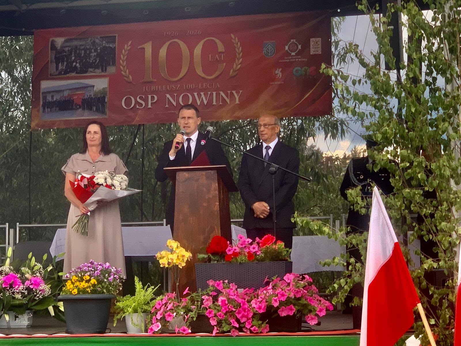 Na zdjęciu znajdują się Radni Powiatu Tomaszowskiego wraz z Przewodniczącym Rady Powiatu, którzy składają gratulacje z okazji 100lecia OSP w Nowinach.
