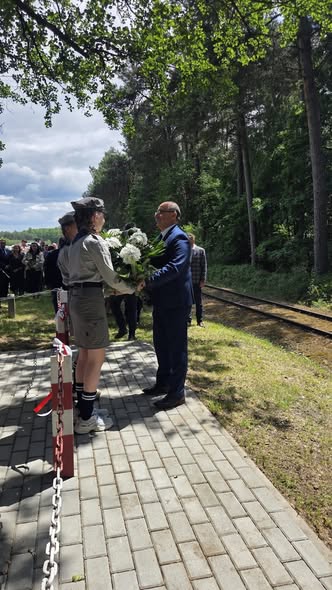 Przedstawiciel Powiatu Tomaszowskiego składa wieniec podczas uroczystości upamiętniających ofiary zbrodni.