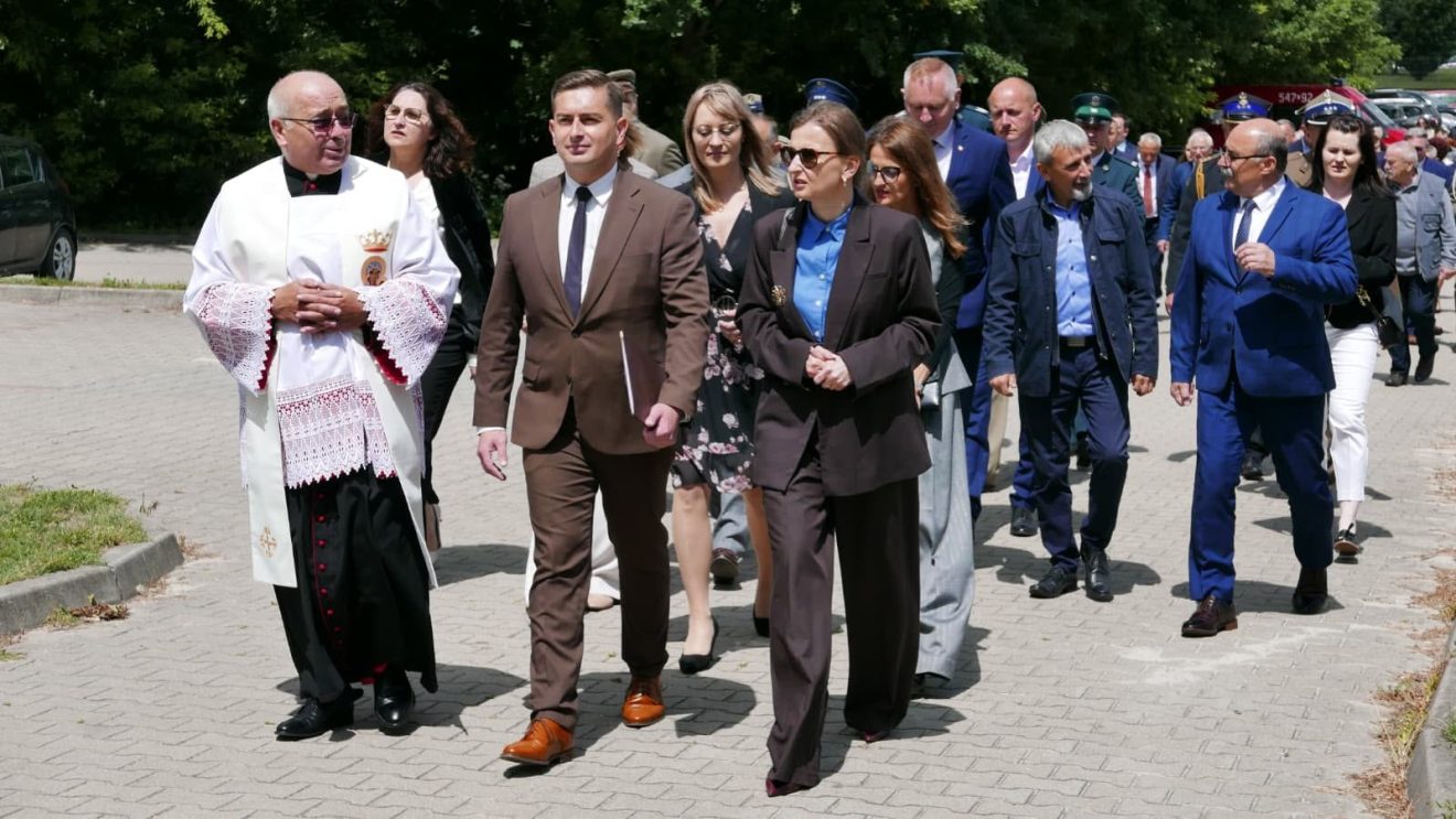 Uczestnicy uroczystości rocznicowych przechodzą w procesji na miejsce obchodów.