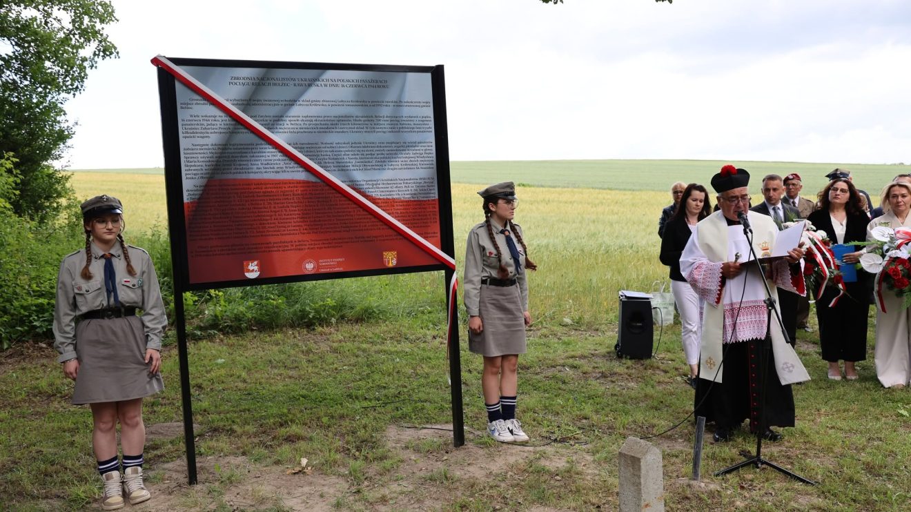 Uroczyste odsłonięcie tablicy upamiętniającej ofiary zbrodni na pasażerach pociągu Bełżec–Lwów.