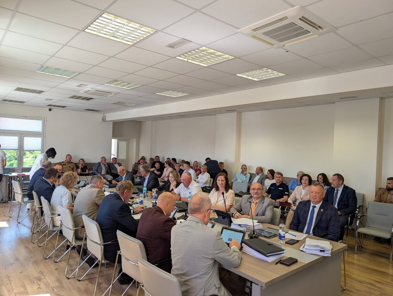 Widok sali konferencyjnej podczas obrad XVII Sesji Rady Powiatu w Tomaszowie Lubelskim. W sesji uczestniczą radni, przedstawiciele samorządów oraz zaproszeni goście.