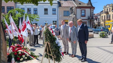 Na zdjęciu znajdują się Henryk Karwan - starosta, Witold Pitrua - Przewodnmiczący Rady Powiatu oraz Wiesław Cielica 0 Członek zarządu Powiatu. Panowie składają wieniec pod pomnikiem solidarności.