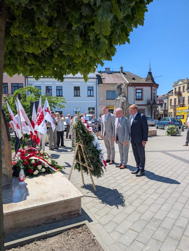 Na zdjęciu znajdują się Henryk Karwan - starosta, Witold Pitrua - Przewodnmiczący Rady Powiatu oraz Wiesław Cielica 0 Członek zarządu Powiatu. Panowie składają wieniec pod pomnikiem solidarności.