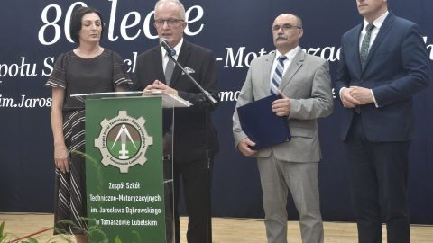 Na zdjęciu znajduja się: starosta tomaszowki - Henryk Karwan składjący gratulacje z okazji jubileuszu, ponadto Przewodniczący Rady Powiatu - Witold Pitrura, Skarbnik Powiatu - Grażyna Murjas oraz Dariusz Czop - Członek Zarządu Powiatu.