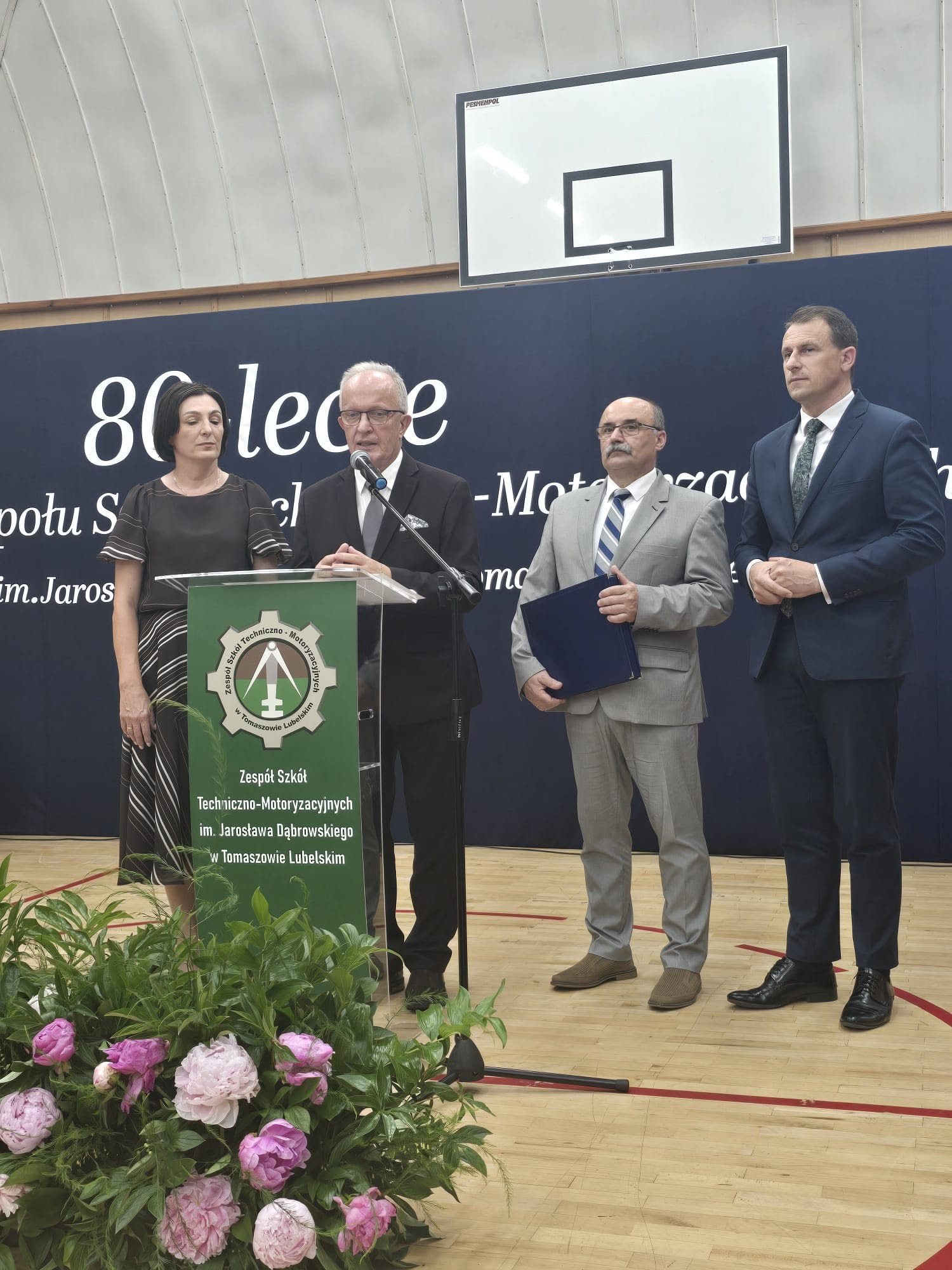 Na zdjęciu znajduja się: starosta tomaszowki - Henryk Karwan składjący gratulacje z okazji jubileuszu, ponadto Przewodniczący Rady Powiatu - Witold Pitrura, Skarbnik Powiatu - Grażyna Murjas oraz Dariusz Czop - Członek Zarządu Powiatu.