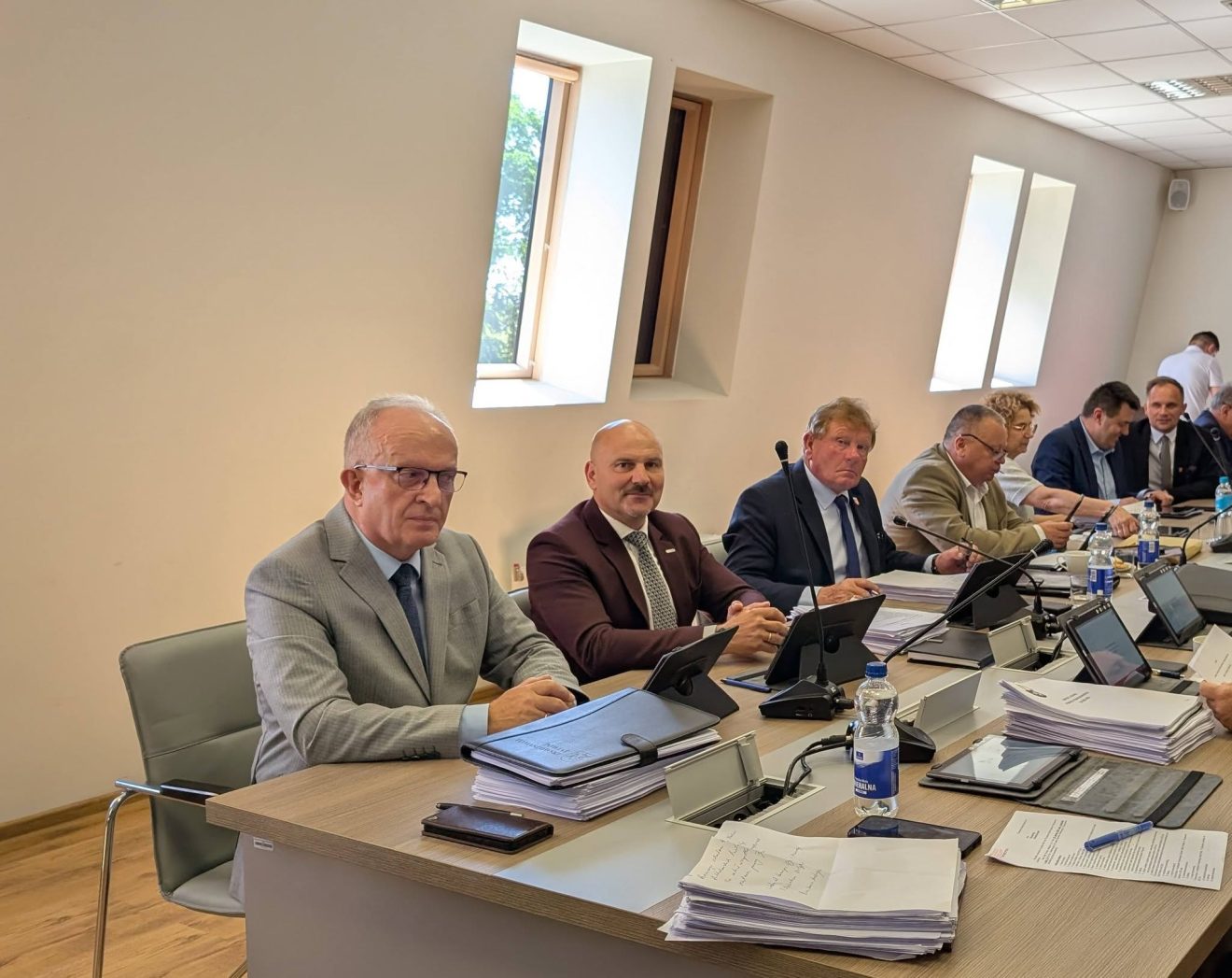 Członkowie Zarządu Powiatu i radni uczestniczą w obradach przy stole konferencyjnym podczas sesji Rady Powiatu w Tomaszowie Lubelskim.