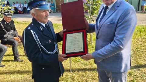Na zdjęciu znajduje Wiesław Cielica - Członek Zarządu, wręczający pamiątkowy grawerton na ręce komendanta OSP w Machnówku.