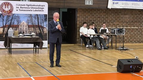 Starosta Tomaszowski przemawia do uczestników uroczystości zakończenia roku szkolnego w I Liceum Ogólnokształcącym im. Bartosza Głowackiego w Tomaszowie Lubelskim.