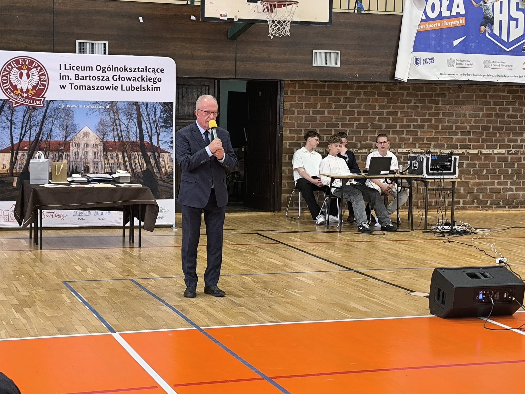 Starosta Tomaszowski przemawia do uczestników uroczystości zakończenia roku szkolnego w I Liceum Ogólnokształcącym im. Bartosza Głowackiego w Tomaszowie Lubelskim.