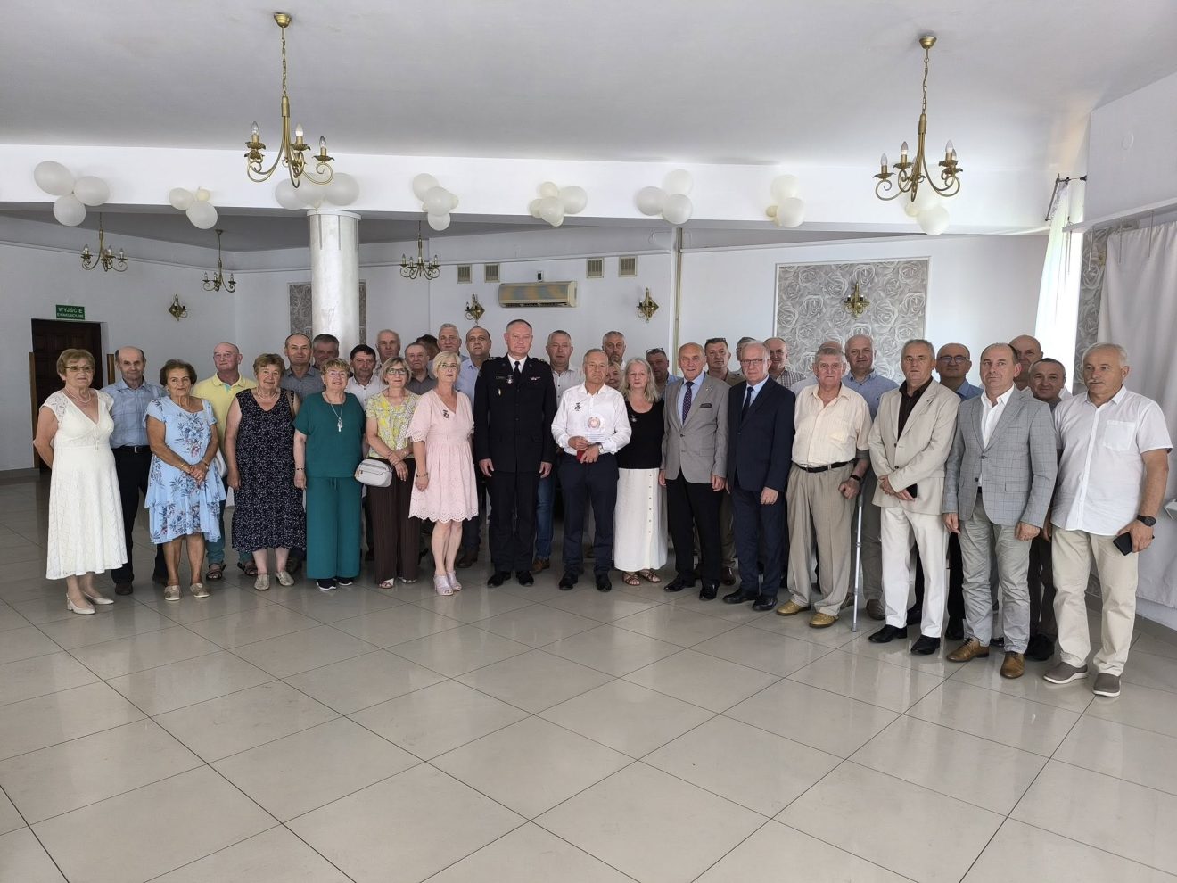 Na zdjęciu znajdują się jubilaci oraz zaproszeni na uroczystość goście, wśród których znajduje się Starosta Tomaszowski - Henryk Karwan.