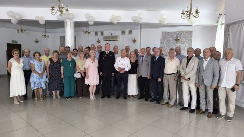 Na zdjęciu znajdują się jubilaci oraz zaproszeni na uroczystość goście, wśród których znajduje się Starosta Tomaszowski - Henryk Karwan.