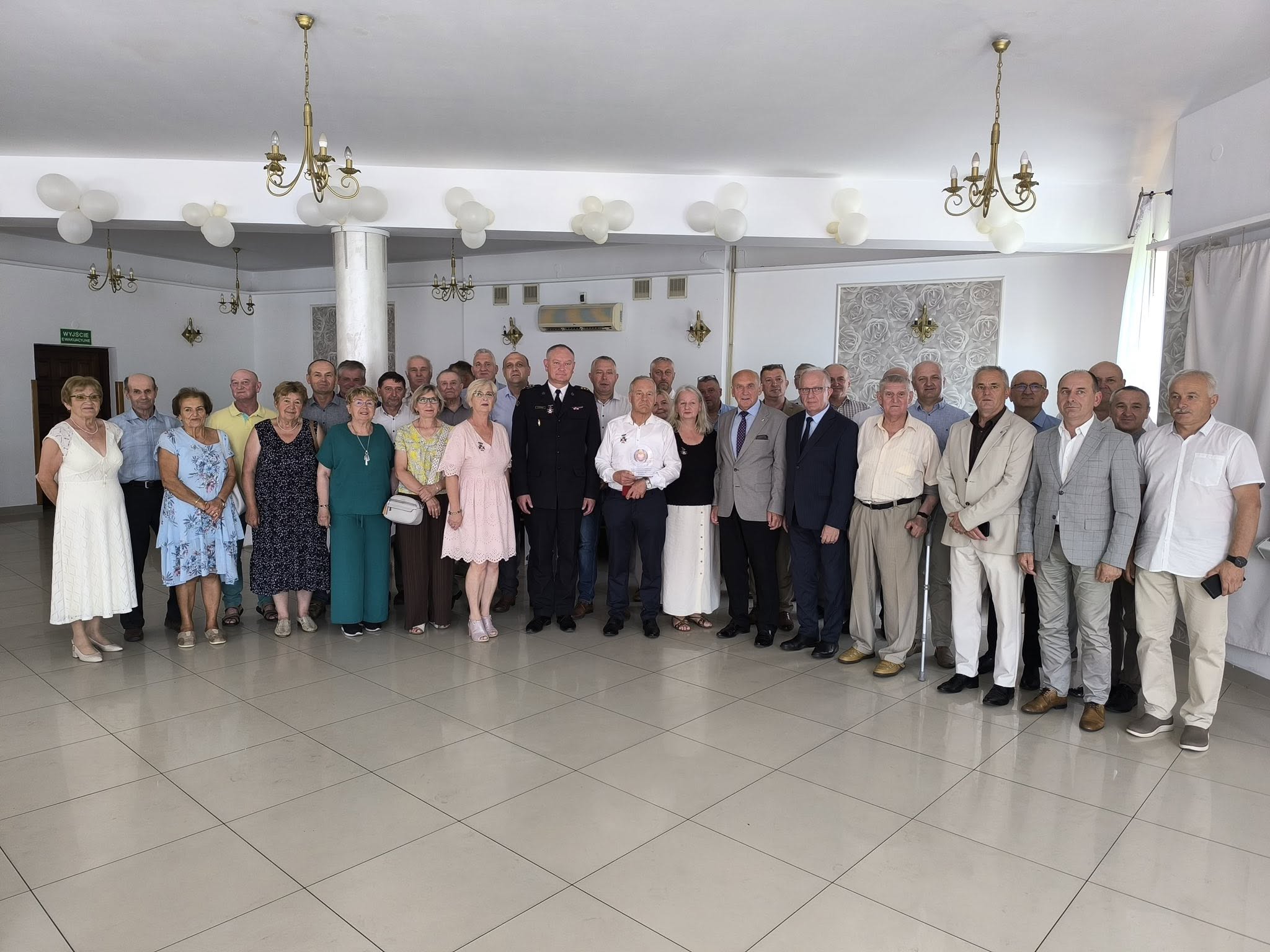 Na zdjęciu znajdują się jubilaci oraz zaproszeni na uroczystość goście, wśród których znajduje się Starosta Tomaszowski - Henryk Karwan.