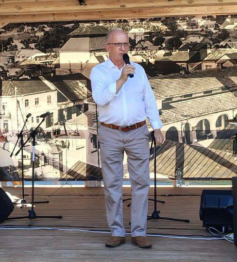 Starosta Tomaszowski przemawia do uczestników Jarmarku „Spotkanie z Tradycją” ze sceny plenerowej.