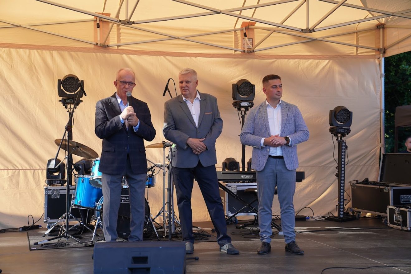 Na zdjęciu znajdują się Starosta Tomaszowski - Henryk Karwan, POseł na Sejm RP - Tomasz Zieliński oraz wójt Gminy Bełżec - Mateusz Jarosz, którzy oficjalnie witają wszystkich obecnych na Nocy Świętojańskiej w Żyłce.
