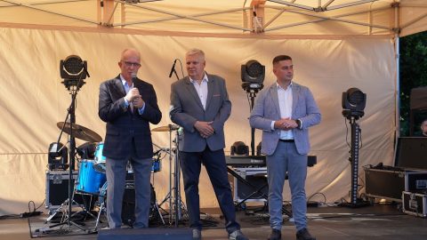 Na zdjęciu znajdują się Starosta Tomaszowski - Henryk Karwan, POseł na Sejm RP - Tomasz Zieliński oraz wójt Gminy Bełżec - Mateusz Jarosz, którzy oficjalnie witają wszystkich obecnych na Nocy Świętojańskiej w Żyłce.
