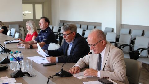 Starosta Tomaszowski Henryk Karwan prowadzi obrady Komisji Bezpieczeństwa i Porządku.