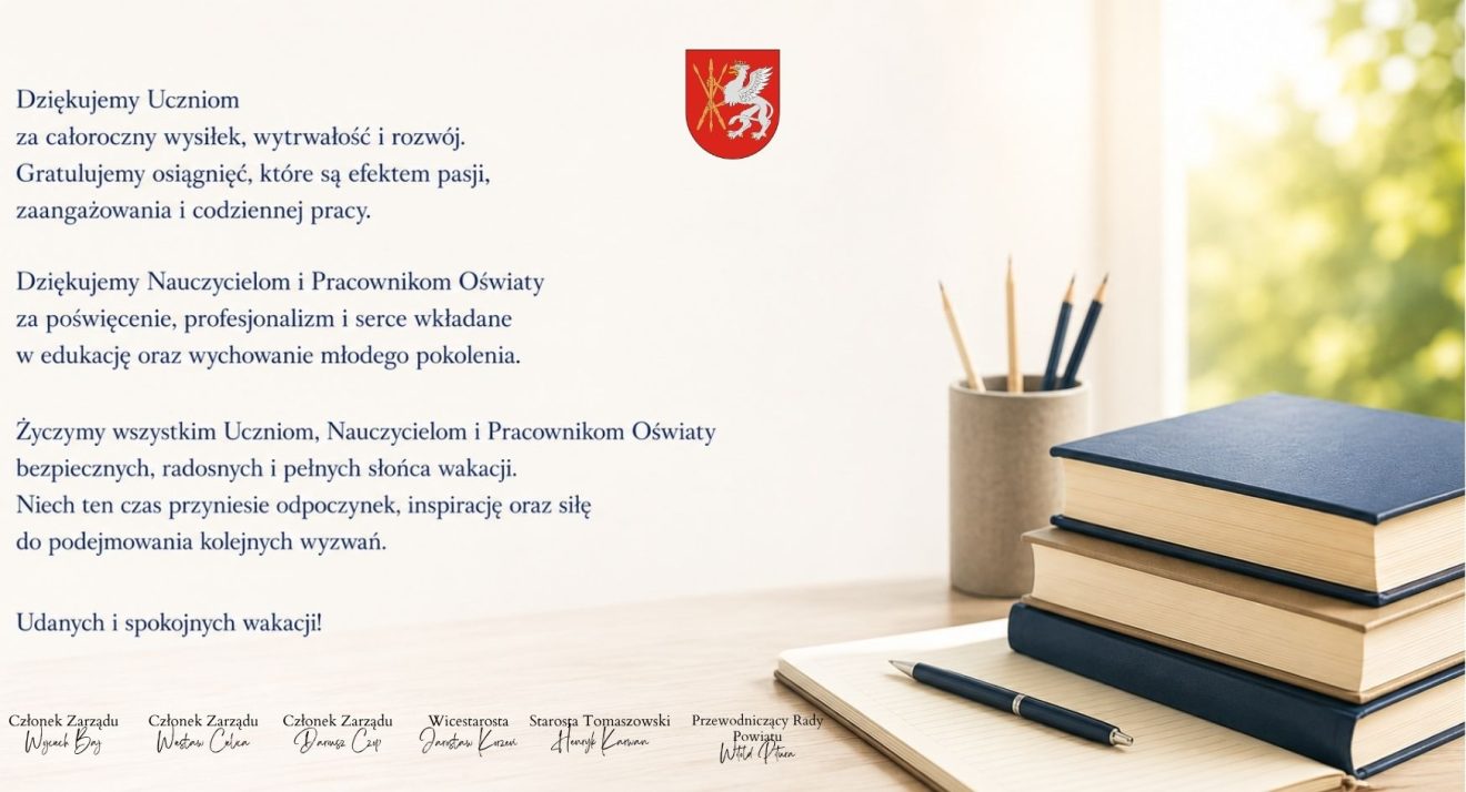 Grafika z życzeniami na zakończenie roku szkolnego. Po lewej stronie znajduje się tekst z podziękowaniami dla uczniów, nauczycieli i pracowników oświaty oraz życzeniami udanych wakacji. Po prawej widoczne są stos książek, notes z długopisem i pojemnik z ołówkami. U góry umieszczono herb powiatu, a na dole podpisy przedstawicieli władz.