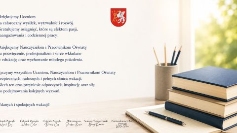 Grafika z życzeniami na zakończenie roku szkolnego. Po lewej stronie znajduje się tekst z podziękowaniami dla uczniów, nauczycieli i pracowników oświaty oraz życzeniami udanych wakacji. Po prawej widoczne są stos książek, notes z długopisem i pojemnik z ołówkami. U góry umieszczono herb powiatu, a na dole podpisy przedstawicieli władz.