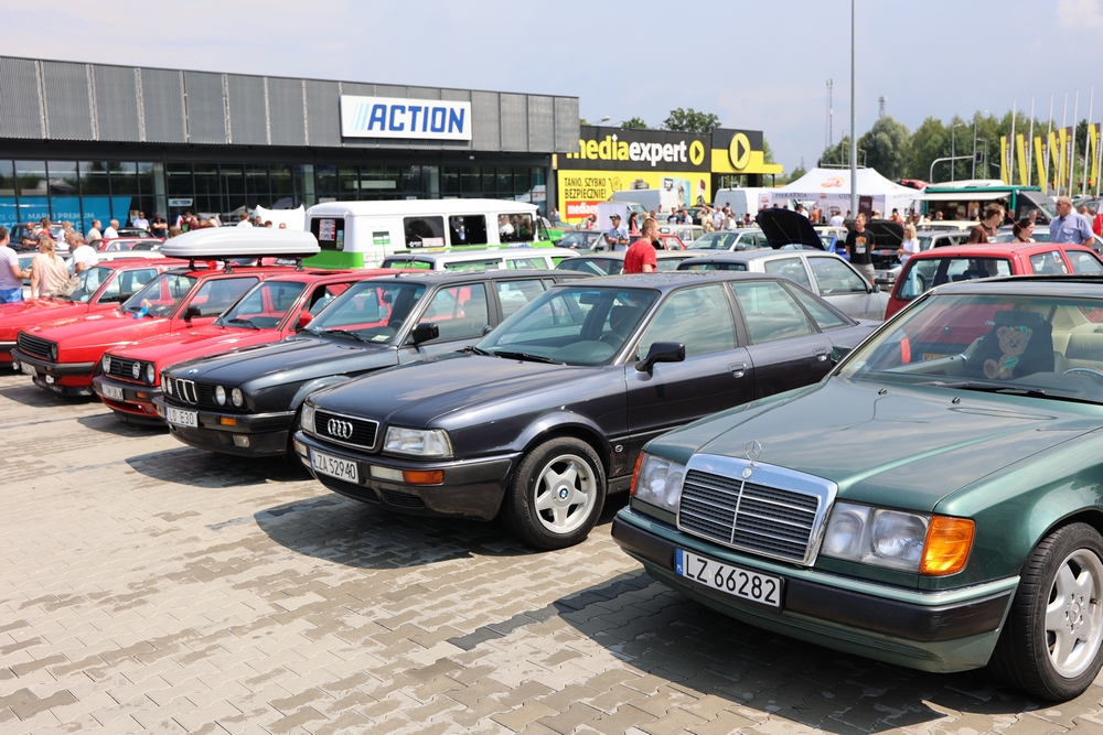 Rząd klasycznych samochodów marki Mercedes, BMW, Audi i Volkswagen na zlocie.
