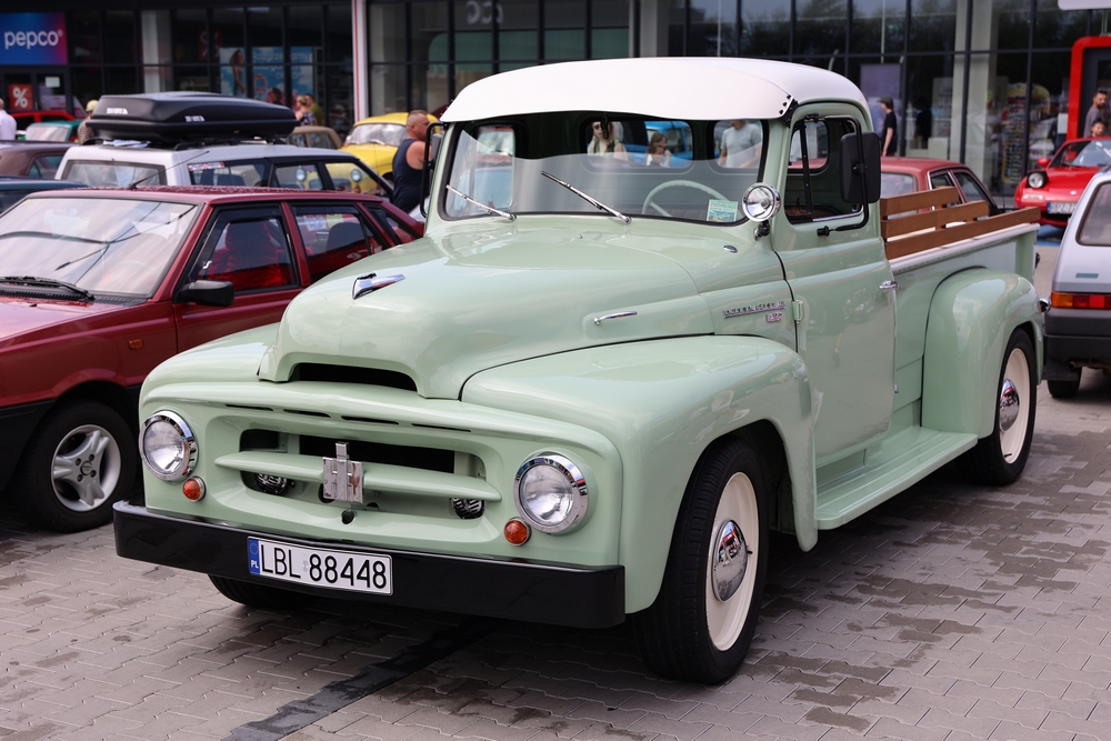 Miętowy zabytkowy pick-up International Harvester na wystawie pojazdów klasycznych.