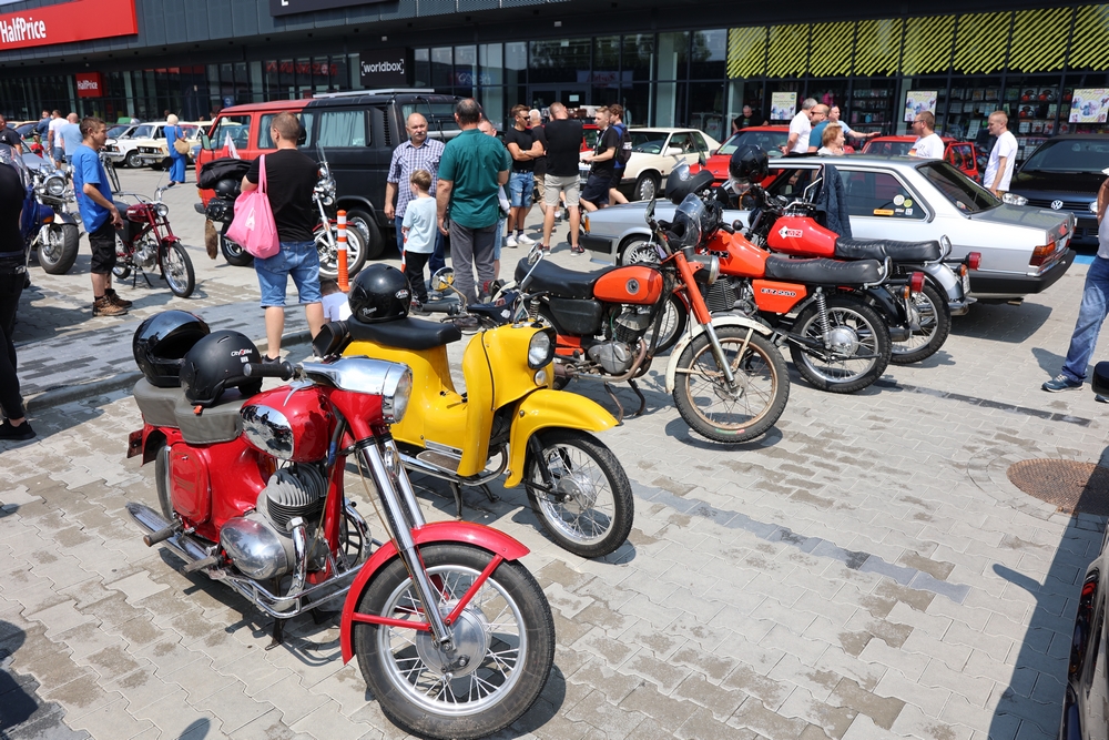 Rząd zabytkowych motocykli i motorowerów prezentowanych podczas zlotu.
