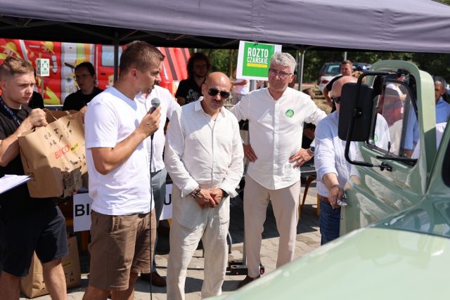 Wręczenie nagrody podczas wydarzenia z udziałem Wicestarosty, organizatorów i gości.