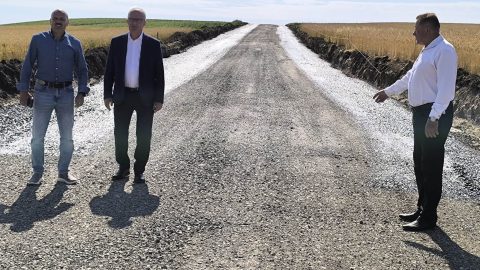 Na zdjęciu znajdują się Starosta Tomaszowski - Henryk Karwan, Wicestarosta- Jarosław Korzeń i Wiesław Cielica - Członek Zarządu, na tle nowo remontowanej drogi.