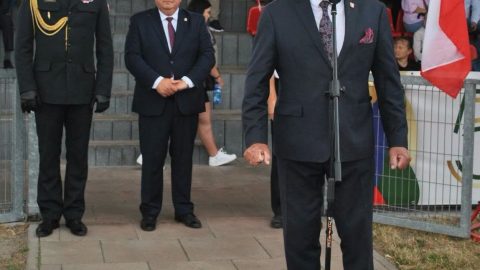 Na zdjęciu znajduje się Wiesław Cielica który życzy druhom i druhom powodzenia podczas zawodów pożarniczo - sportowych.