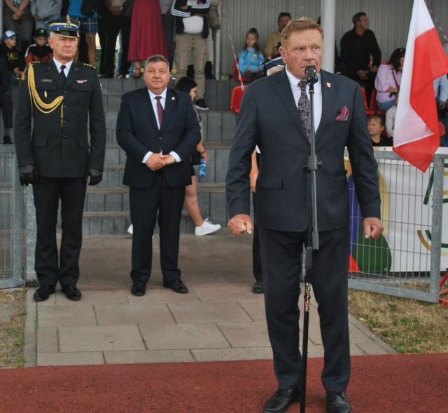 Na zdjęciu znajduje się Wiesław Cielica który życzy druhom i druhom powodzenia podczas zawodów pożarniczo - sportowych.