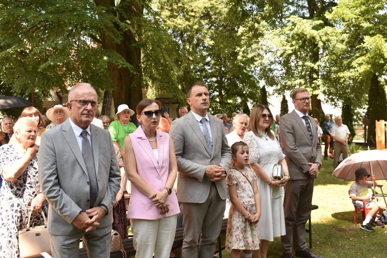 Na zdjęciu znajdują się przedstawiciele władz powiatowych, podczas uroczystej mszy odpustowej w Sanktuarium Najświętszej Maryi Panny w Tomaszowie Lubelskim.