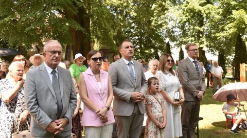 Na zdjęciu znajdują się przedstawiciele władz powiatowych, podczas uroczystej mszy odpustowej w Sanktuarium Najświętszej Maryi Panny w Tomaszowie Lubelskim.