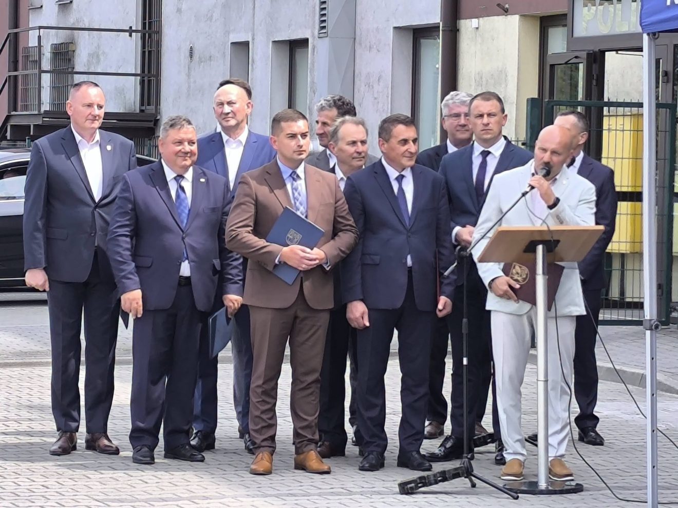 Na zdjęciu Wicestarosta składa gratulacje funkcjonariuszom Policji. Za nim stoją przedstawiciele lokalnych samorządów.