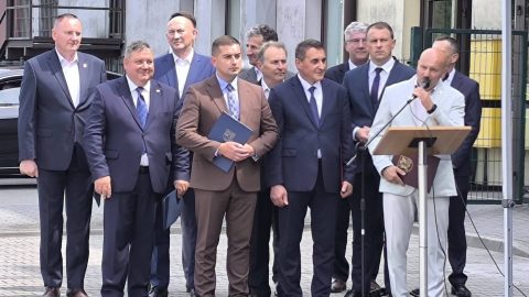 Na zdjęciu Wicestarosta składa gratulacje funkcjonariuszom Policji. Za nim stoją przedstawiciele lokalnych samorządów.