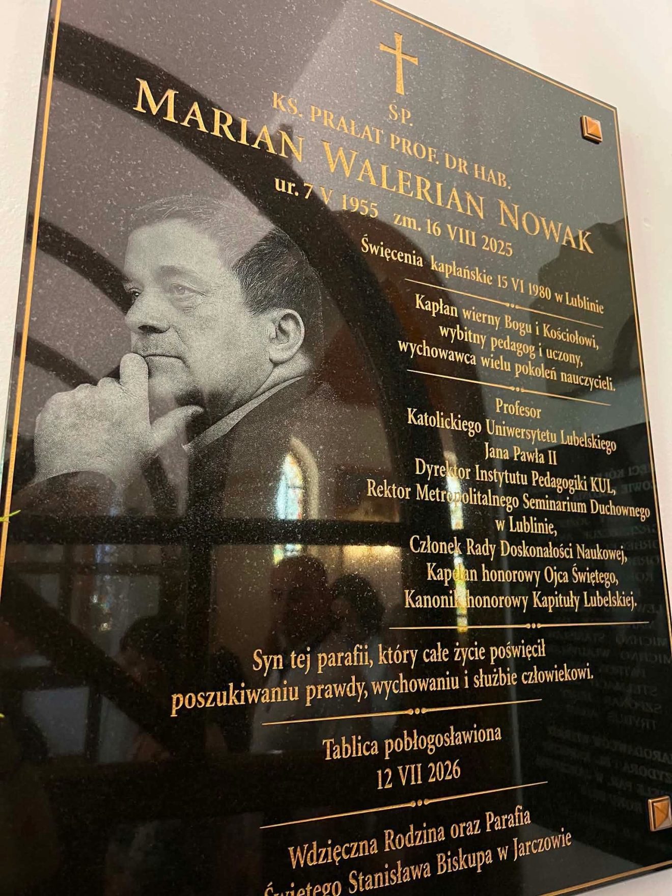 Na zdjęciu znajduje się tablica poświęcona pamięci księdza Mariana Nowaka