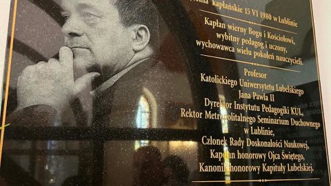 Na zdjęciu znajduje się tablica poświęcona pamięci księdza Mariana Nowaka