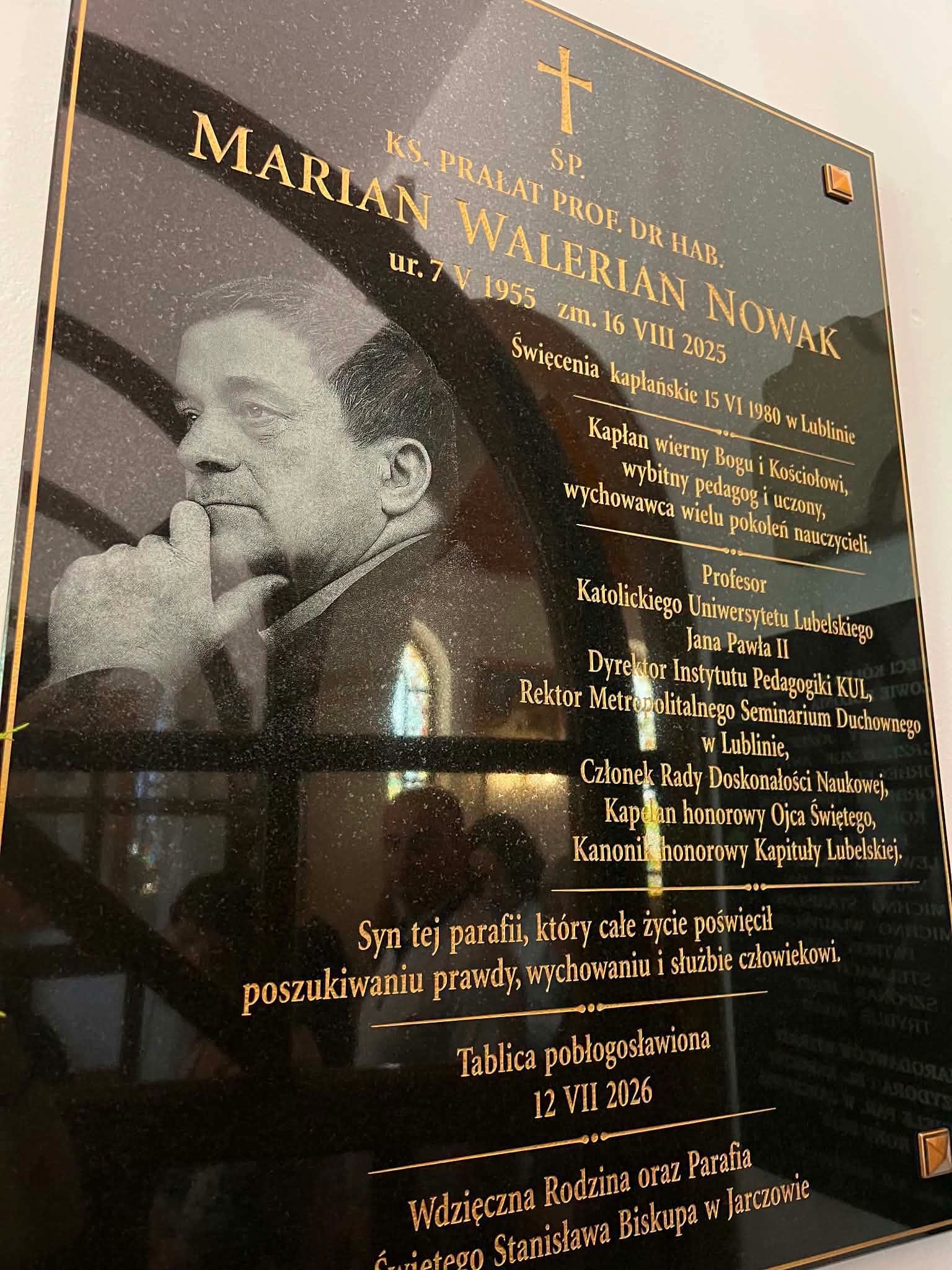 Na zdjęciu znajduje się tablica poświęcona pamięci księdza Mariana Nowaka